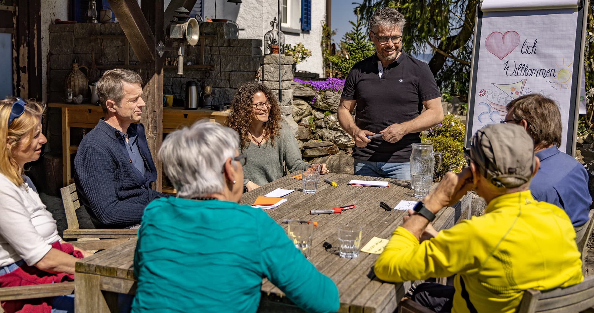 Menschen bei Gruppendiskussion im Freien