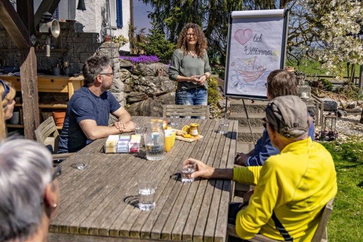 Outdoor-Meeting in einem Garten