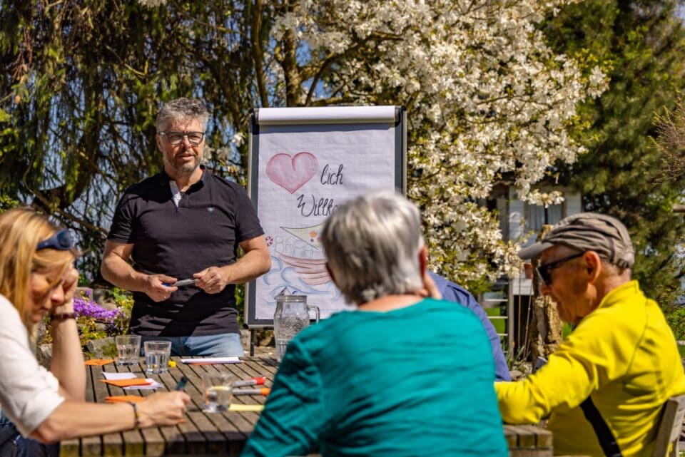 Outdoor-Meeting unter blühenden Bäumen