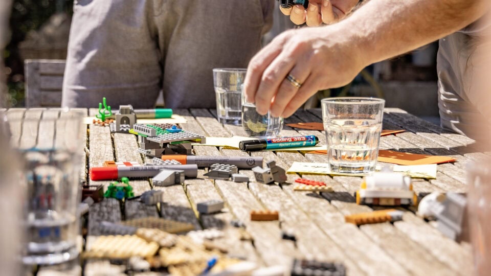 Hand nimmst Gegenstand vom Tisch