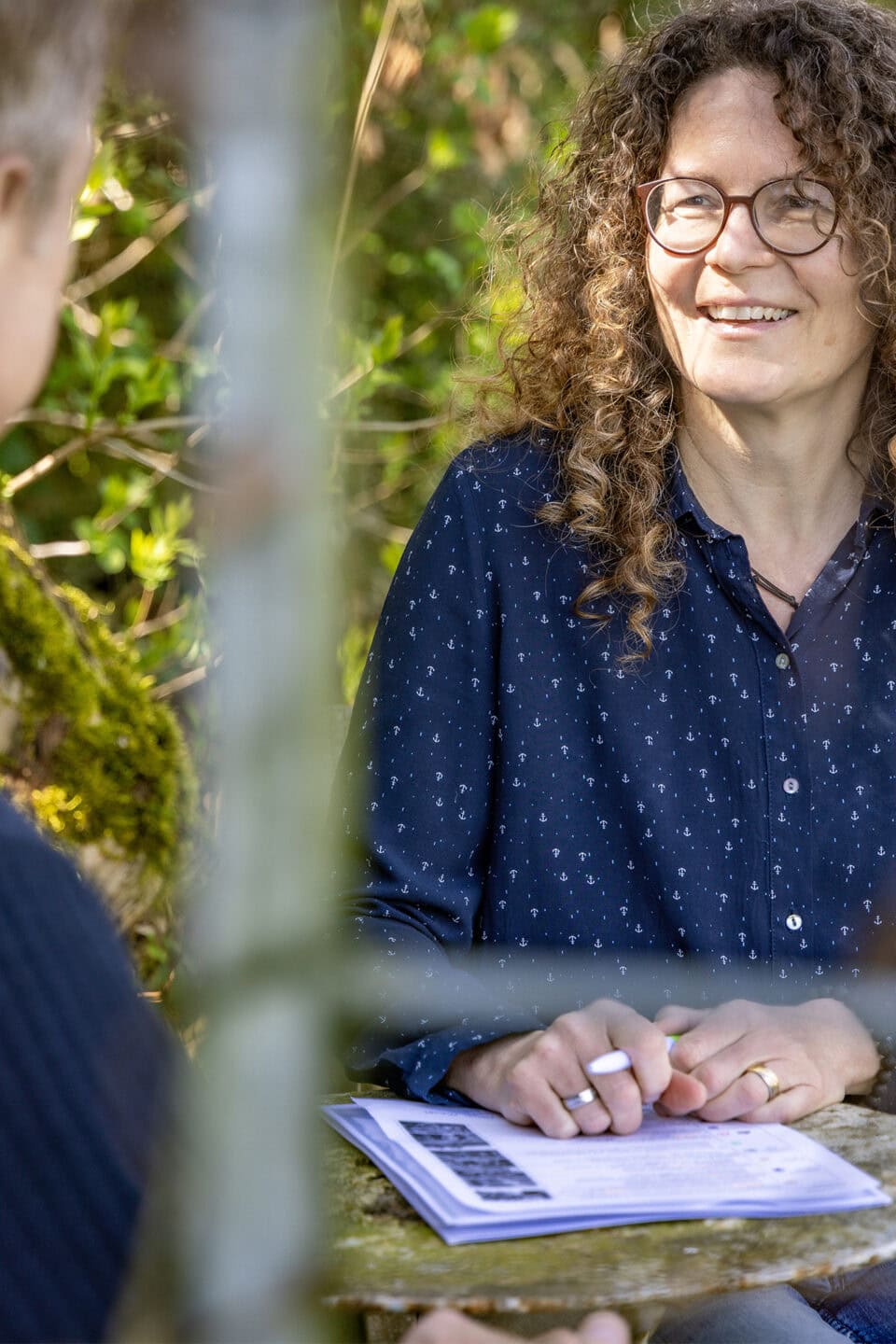 Frau im Gespräch im Freien
