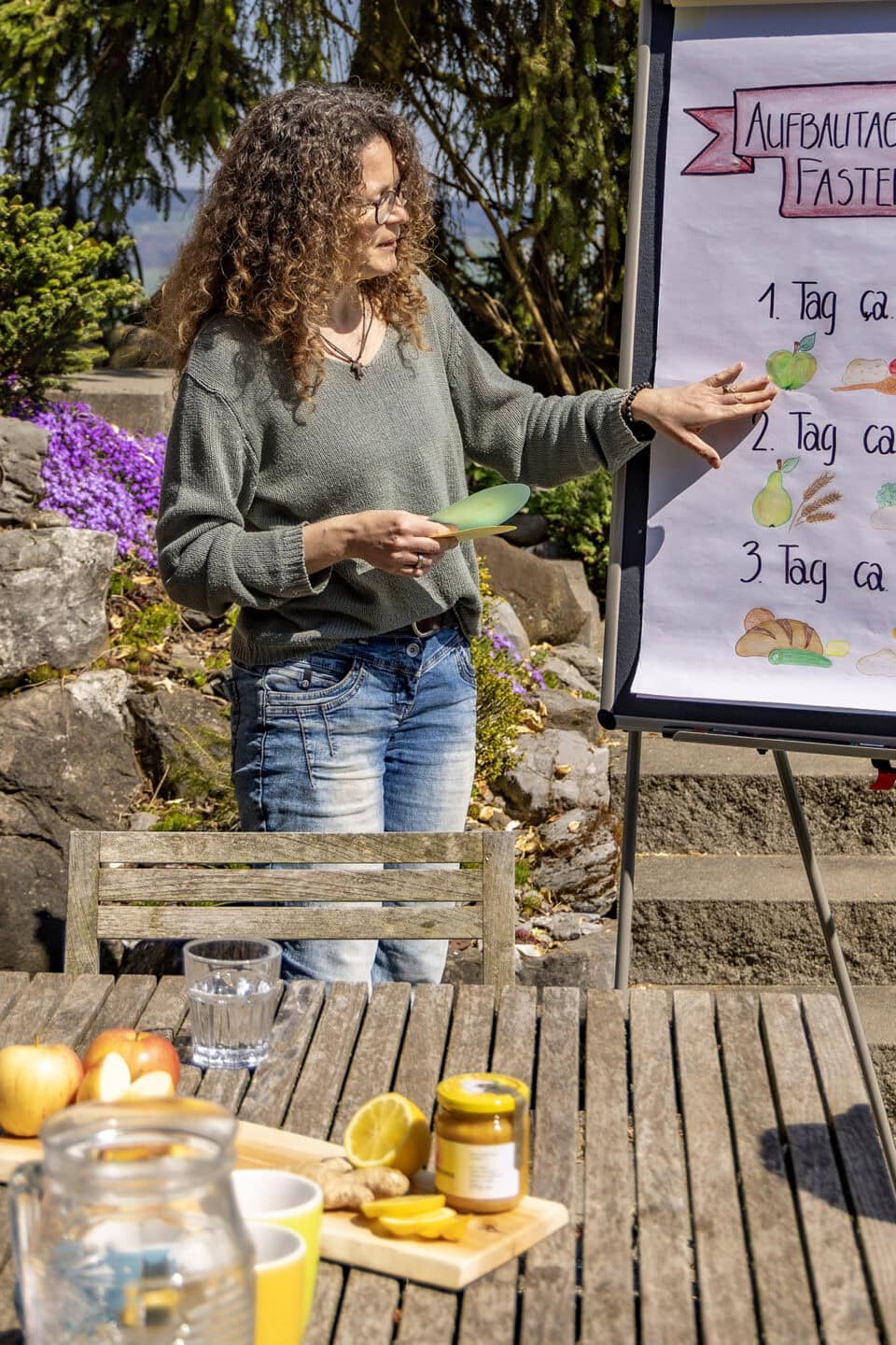 Person erklärt Fastenplan im Freien