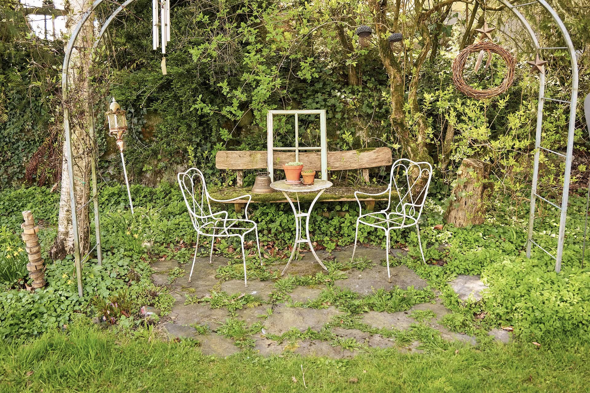 Rustikale Gartenecke mit Tisch und Stühlen